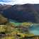 Un paisaje montañoso en Skjolden, Noruega, con tierras de cultivo, casas y vías navegables sinuosas